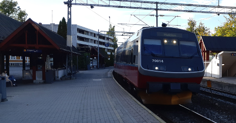 Toget til Halden ankommer Fredrikstad stasjon